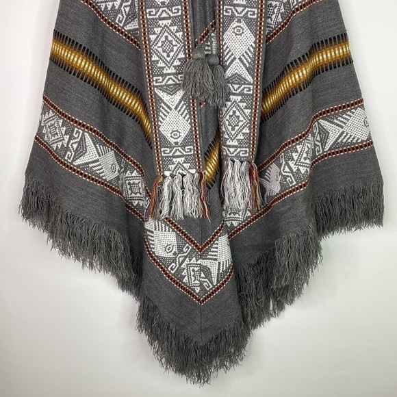 Artessanias Inca Wool Southwestern Ecuadorian Gray Poncho - Picture 3 of 9
